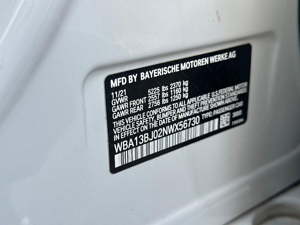 BMW 5 Series Vehicle Full-screen Gallery Image 23