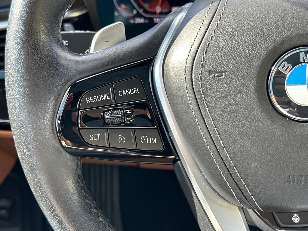 BMW 5 Series Vehicle Full-screen Gallery Image 24