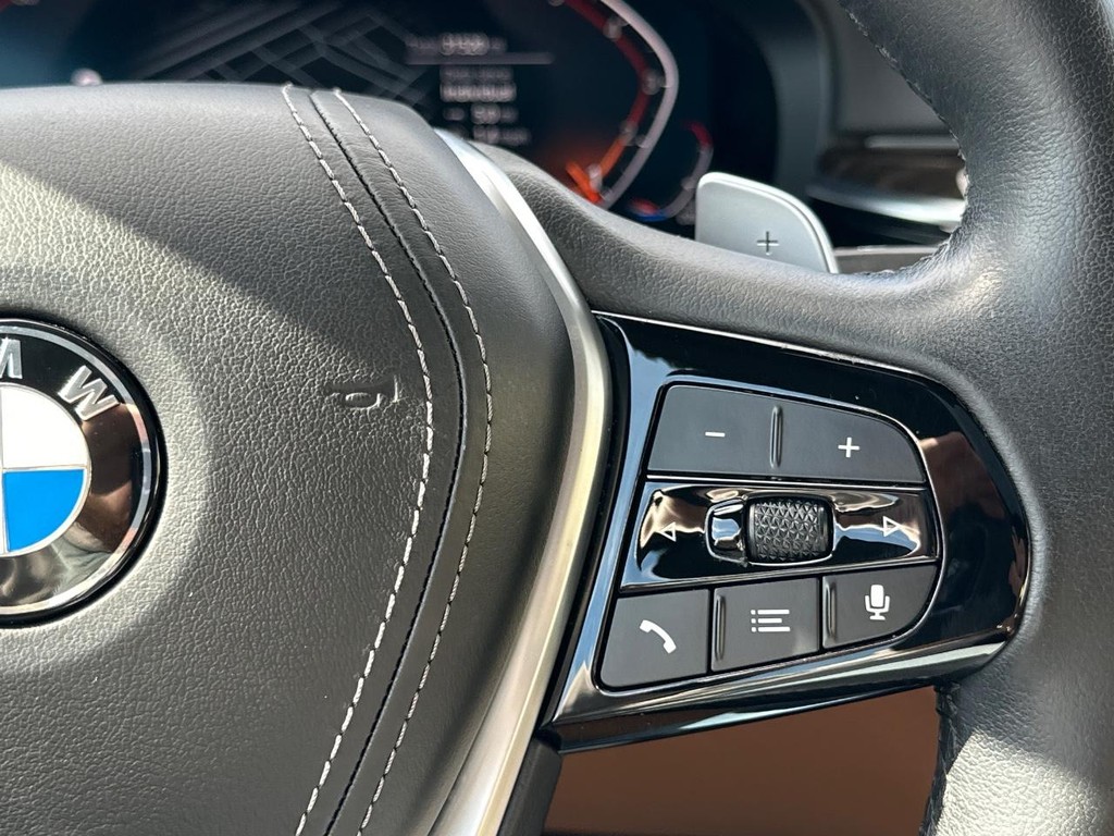 BMW 5 Series Vehicle Full-screen Gallery Image 25