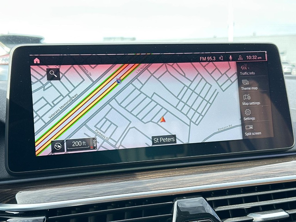 BMW 5 Series Vehicle Full-screen Gallery Image 27