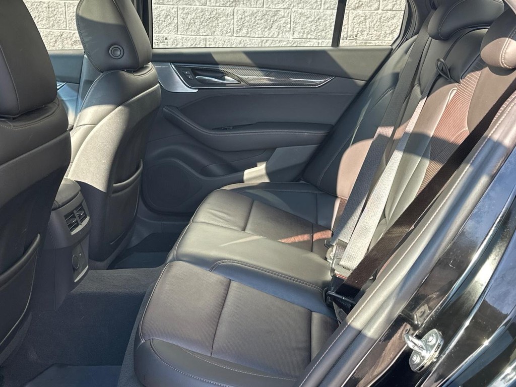 Cadillac CT5-V Vehicle Full-screen Gallery Image 06