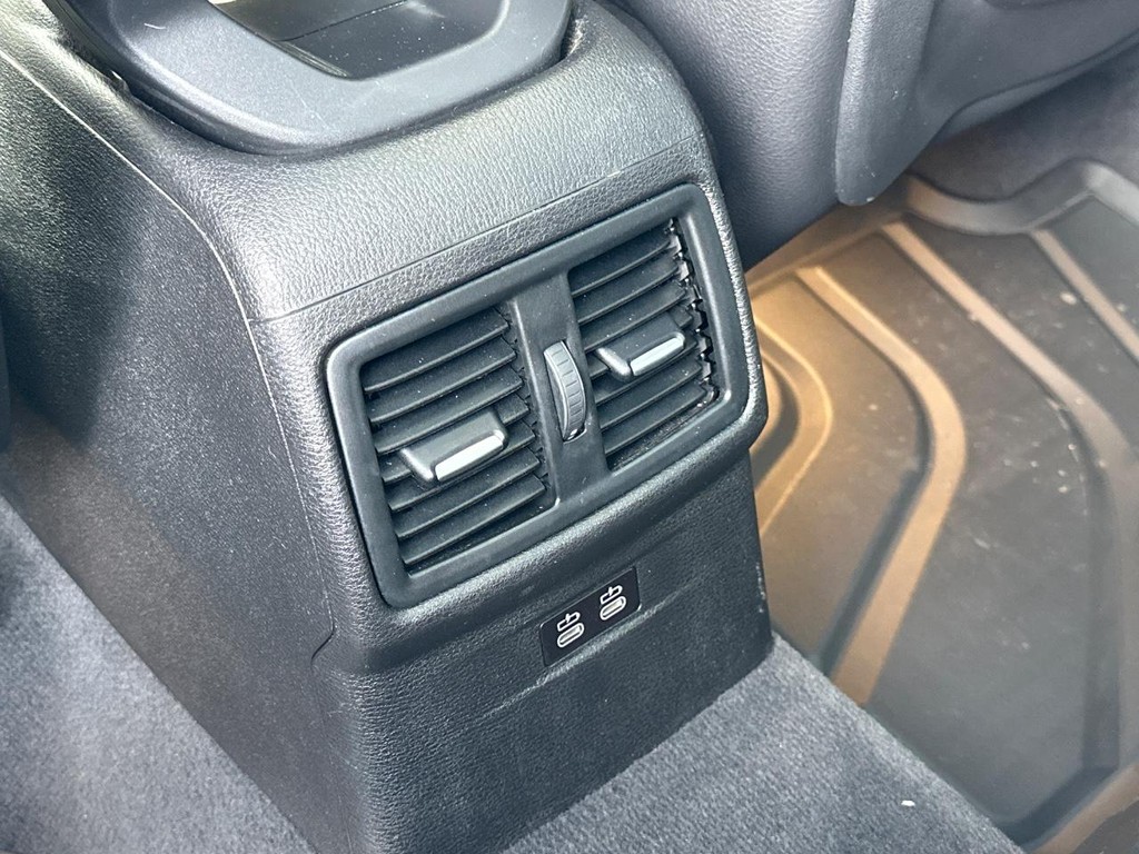 BMW X1 Vehicle Full-screen Gallery Image 11