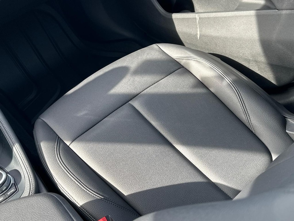 BMW X1 Vehicle Full-screen Gallery Image 16