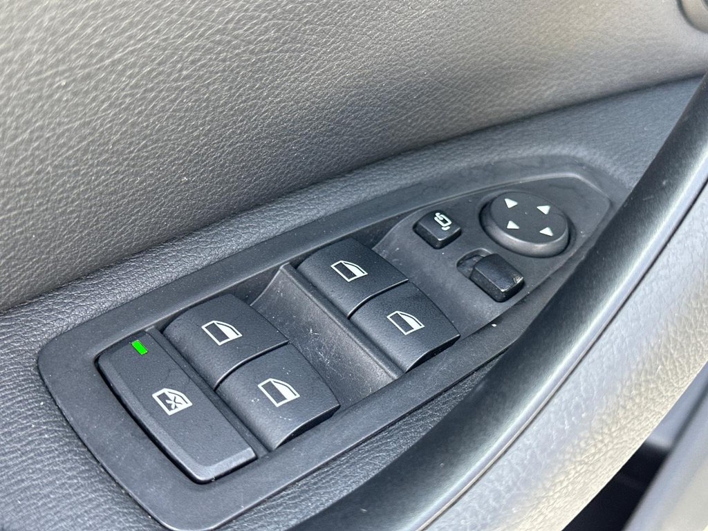 BMW X1 Vehicle Full-screen Gallery Image 21