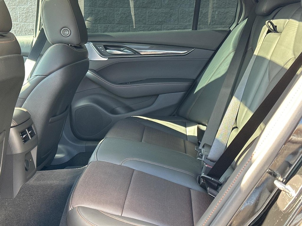 Cadillac CT5-V Vehicle Full-screen Gallery Image 07