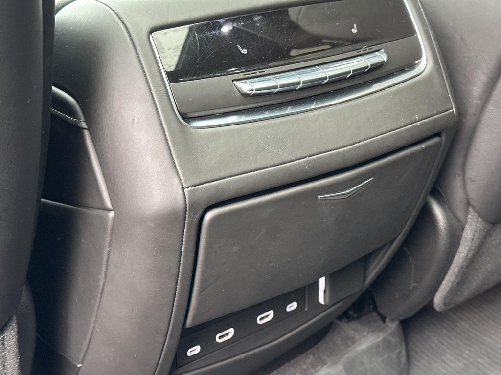 Cadillac Escalade Vehicle Full-screen Gallery Image 08