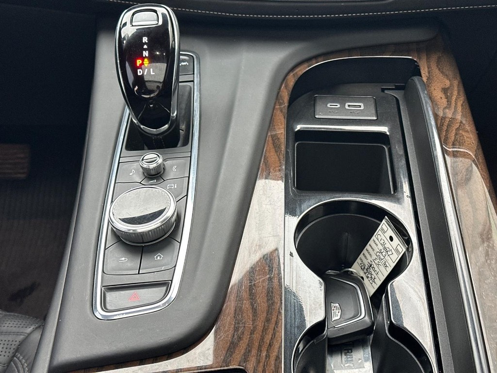 Cadillac Escalade Vehicle Full-screen Gallery Image 13