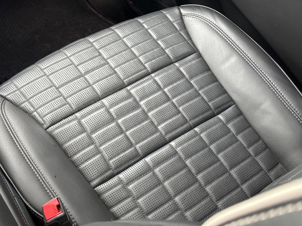 Cadillac Escalade Vehicle Full-screen Gallery Image 14