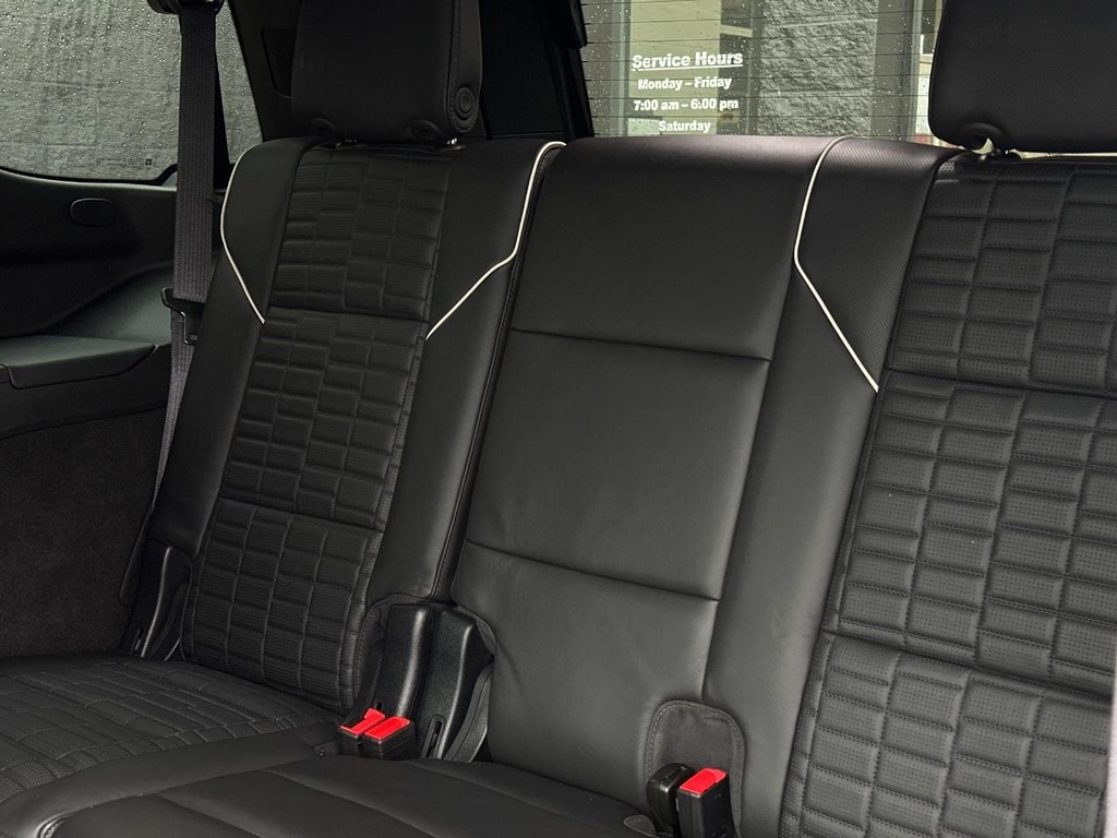 Cadillac Escalade Vehicle Full-screen Gallery Image 15