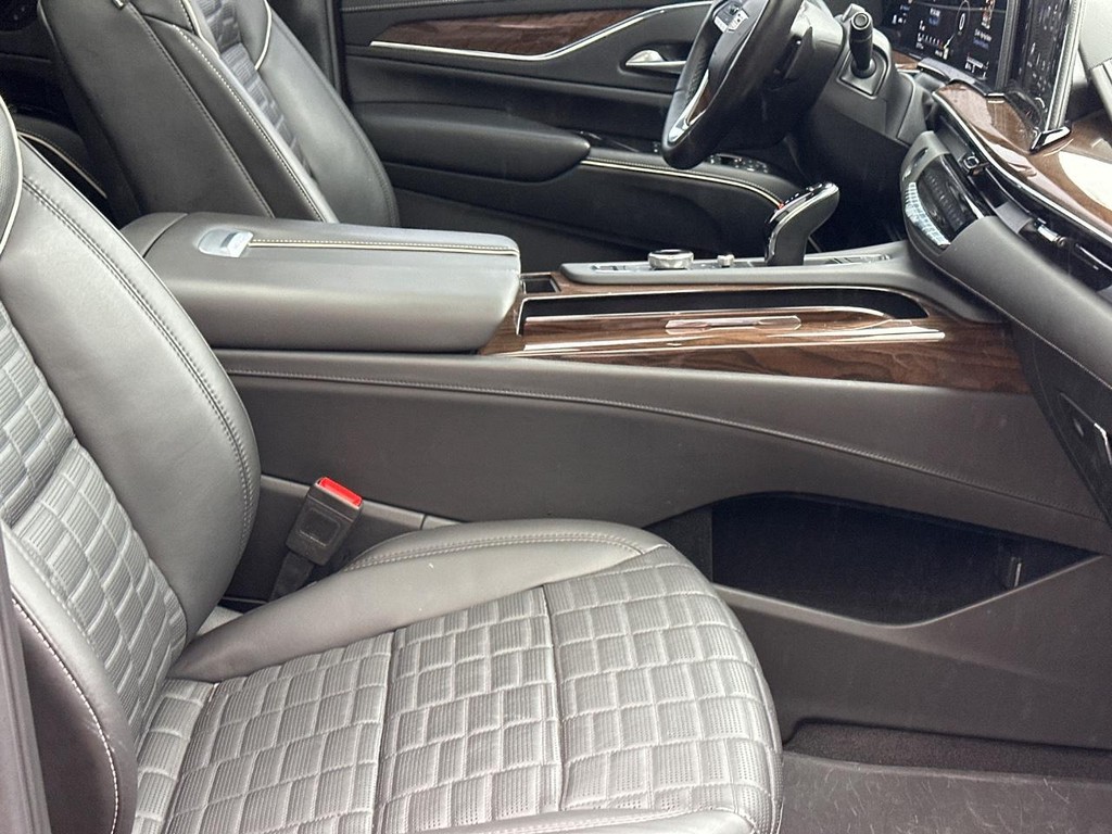 Cadillac Escalade Vehicle Full-screen Gallery Image 17