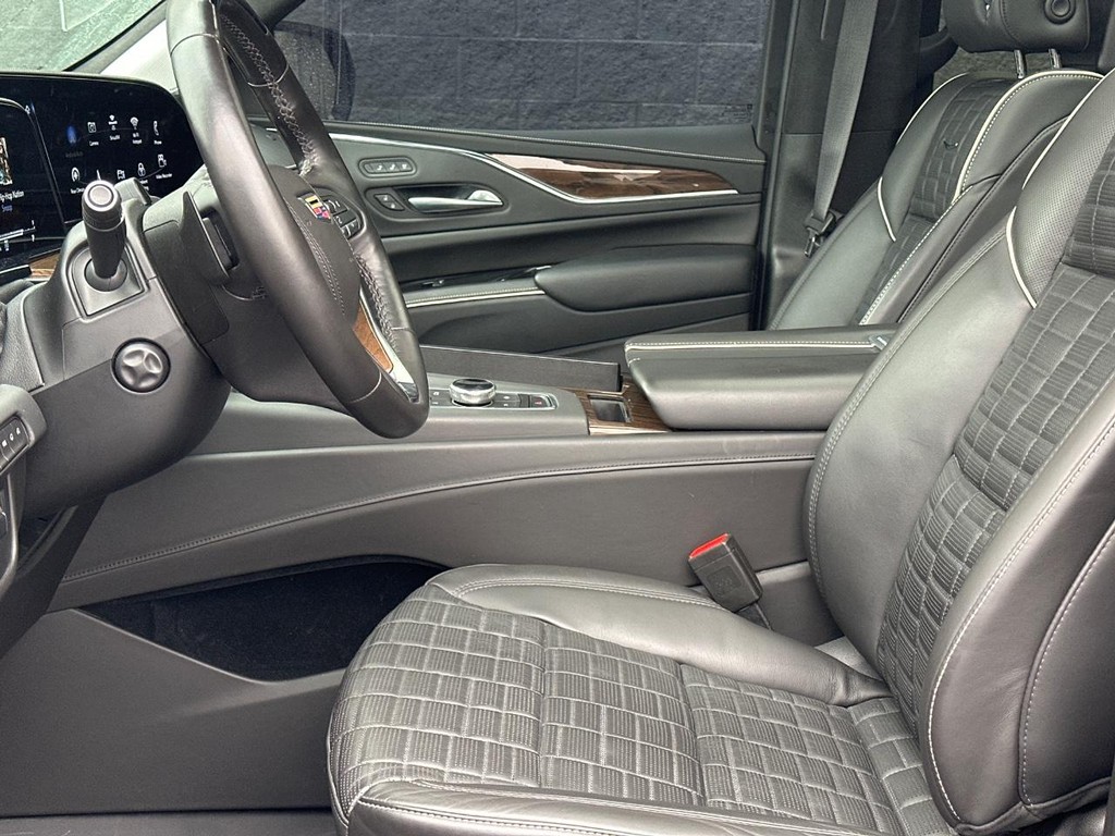 Cadillac Escalade Vehicle Full-screen Gallery Image 18