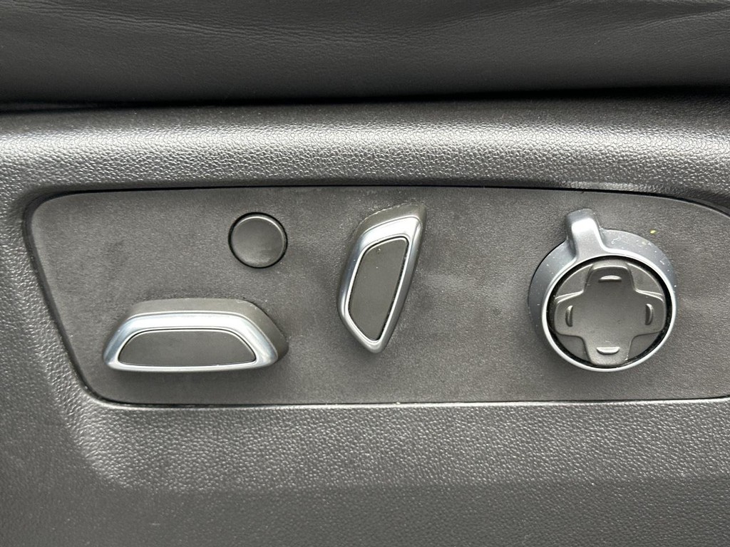 Cadillac Escalade Vehicle Full-screen Gallery Image 19