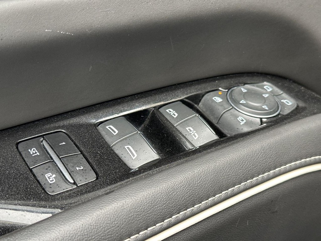 Cadillac Escalade Vehicle Full-screen Gallery Image 21