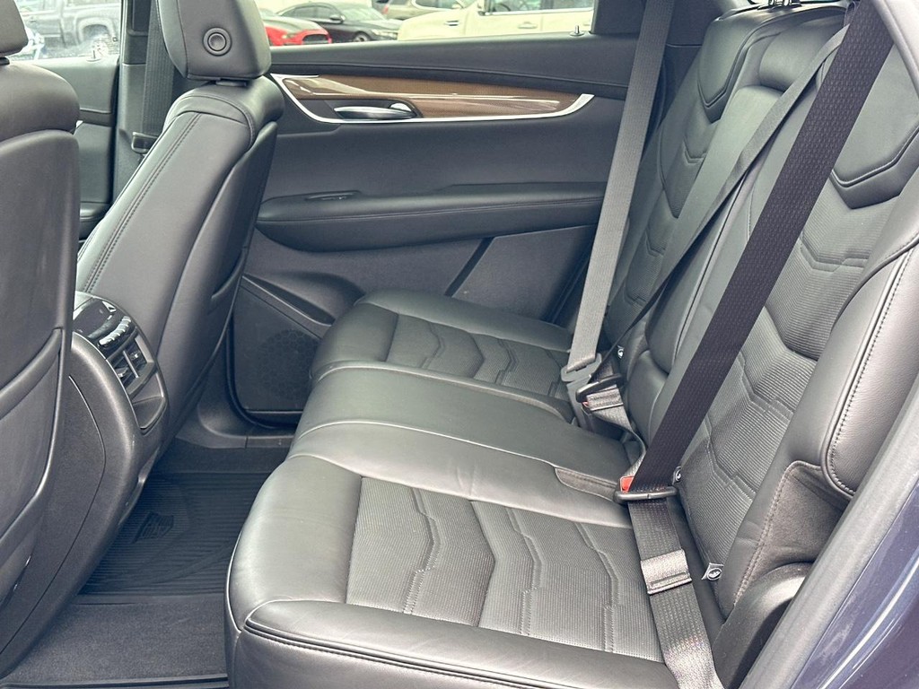 Cadillac XT5 Vehicle Full-screen Gallery Image 10