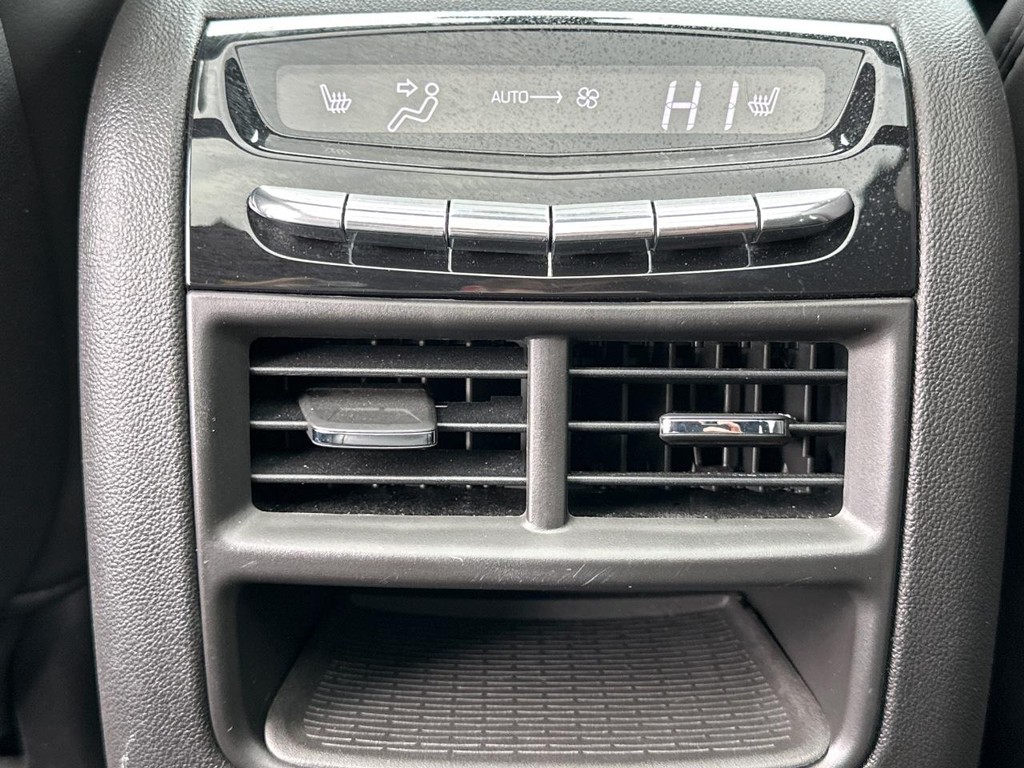 Cadillac XT5 Vehicle Full-screen Gallery Image 11