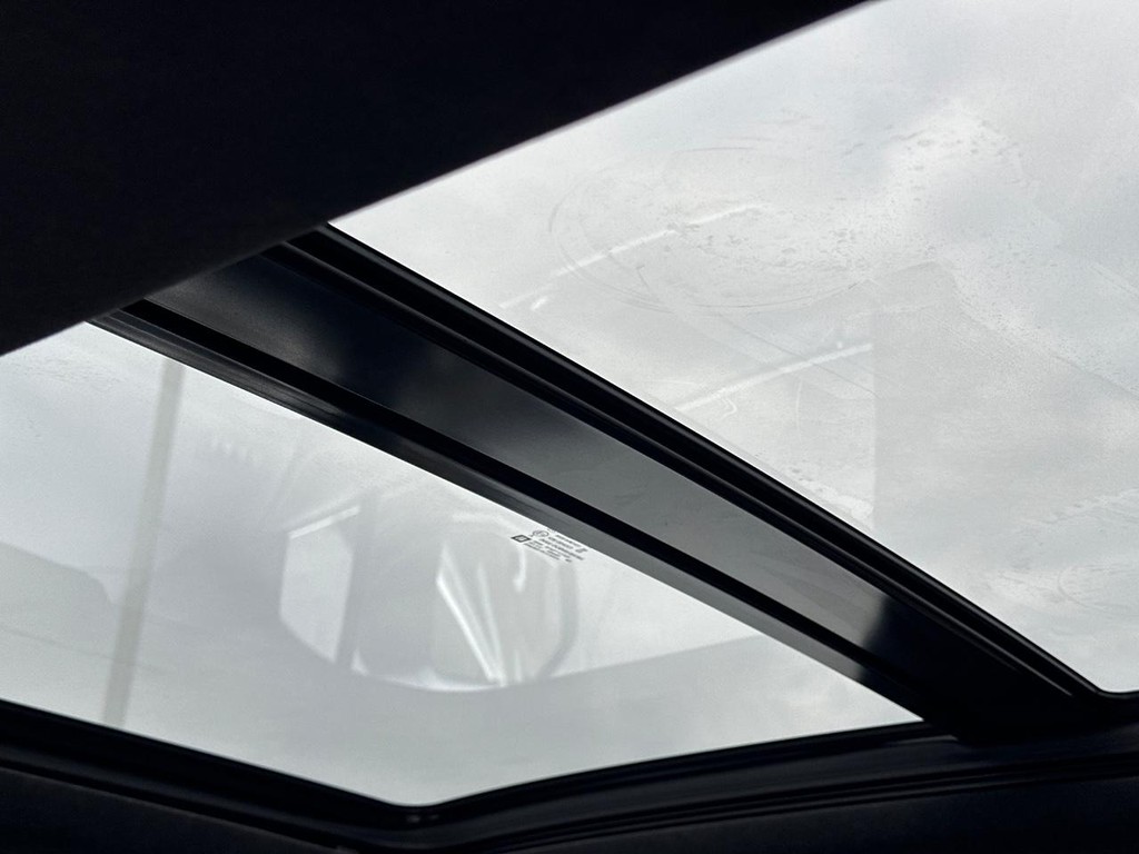 Cadillac XT5 Vehicle Full-screen Gallery Image 12