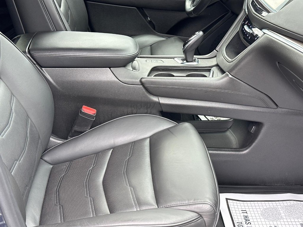 Cadillac XT5 Vehicle Full-screen Gallery Image 18