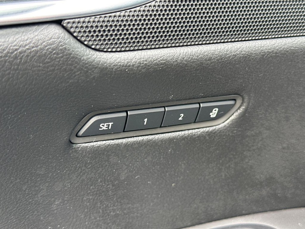 Cadillac XT5 Vehicle Full-screen Gallery Image 23