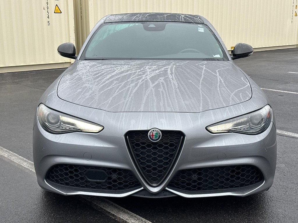 Alfa Romeo Giulia Vehicle Full-screen Gallery Image 02