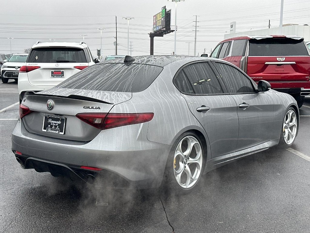 Alfa Romeo Giulia Vehicle Full-screen Gallery Image 05