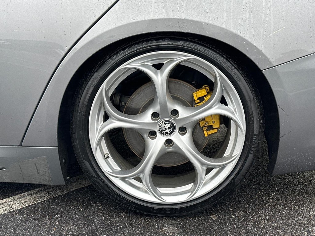 Alfa Romeo Giulia Vehicle Full-screen Gallery Image 09