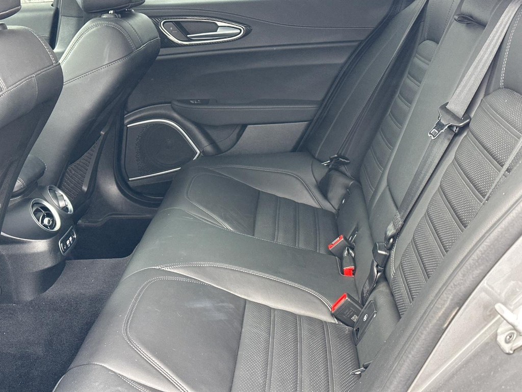 Alfa Romeo Giulia Vehicle Full-screen Gallery Image 10