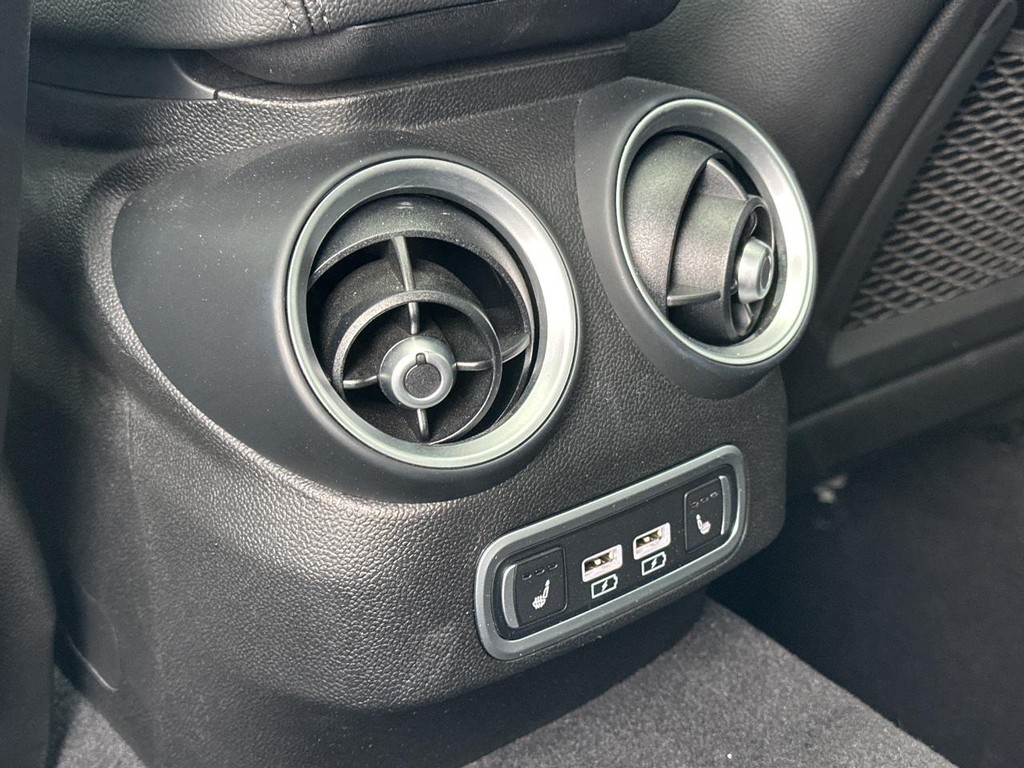 Alfa Romeo Giulia Vehicle Full-screen Gallery Image 11