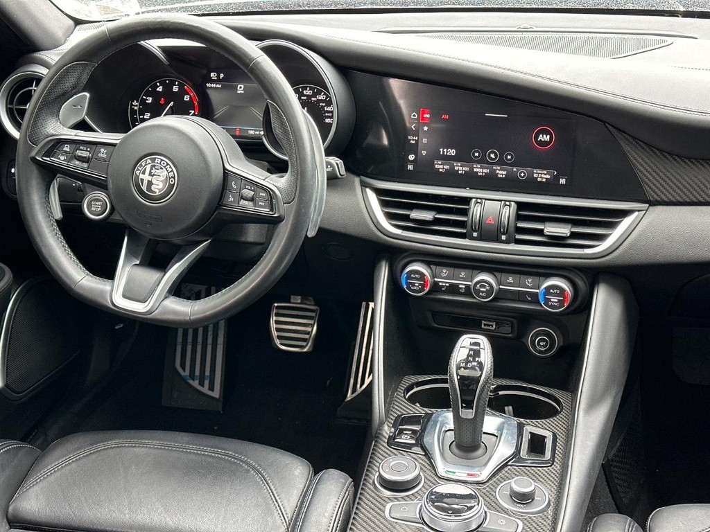 Alfa Romeo Giulia Vehicle Full-screen Gallery Image 13