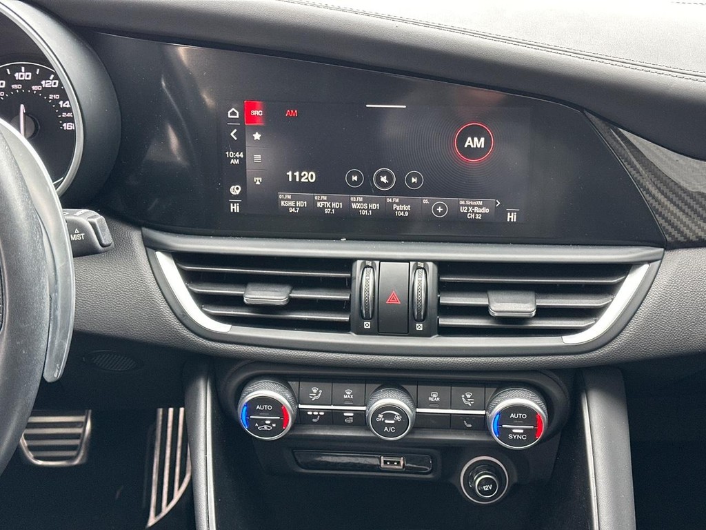 Alfa Romeo Giulia Vehicle Full-screen Gallery Image 15