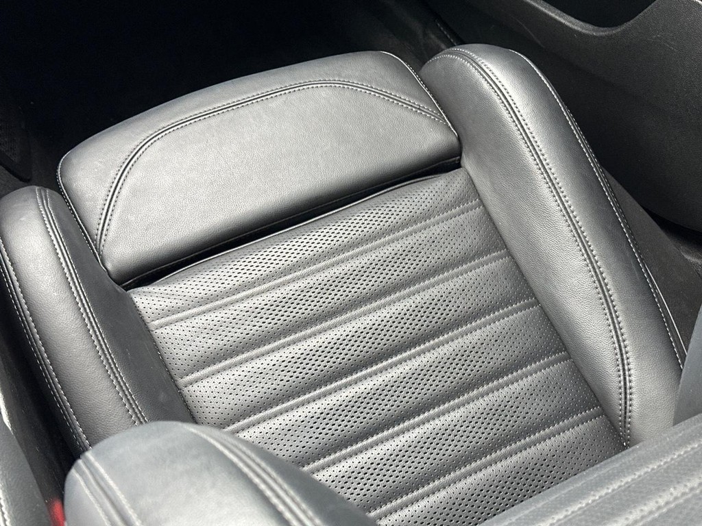 Alfa Romeo Giulia Vehicle Full-screen Gallery Image 17