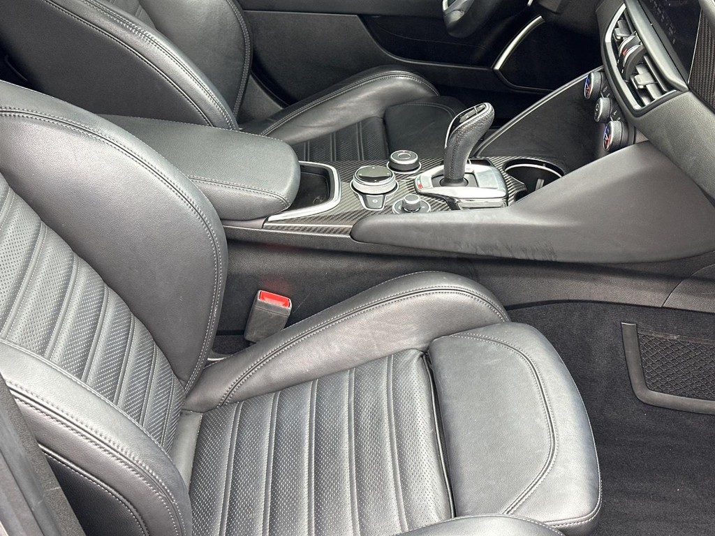 Alfa Romeo Giulia Vehicle Full-screen Gallery Image 18