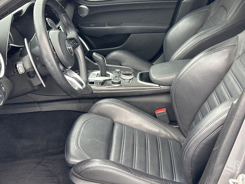 Alfa Romeo Giulia Vehicle Full-screen Gallery Image 19