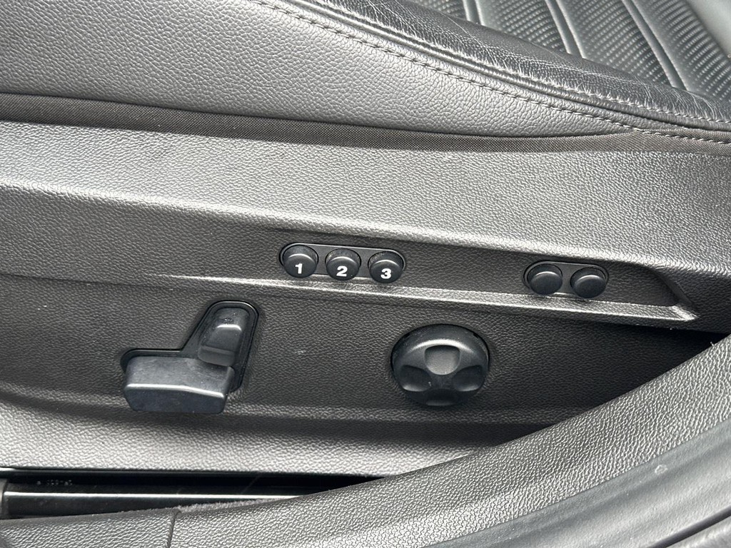 Alfa Romeo Giulia Vehicle Full-screen Gallery Image 20