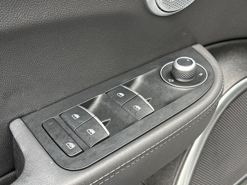 Alfa Romeo Giulia Vehicle Full-screen Gallery Image 22