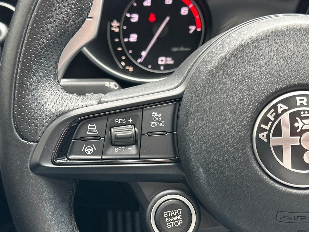 Alfa Romeo Giulia Vehicle Full-screen Gallery Image 23