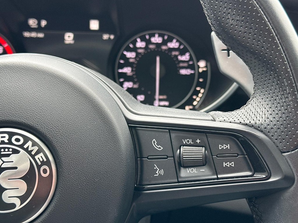 Alfa Romeo Giulia Vehicle Full-screen Gallery Image 24