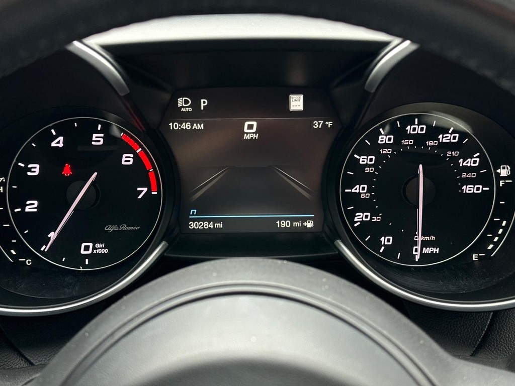 Alfa Romeo Giulia Vehicle Full-screen Gallery Image 25