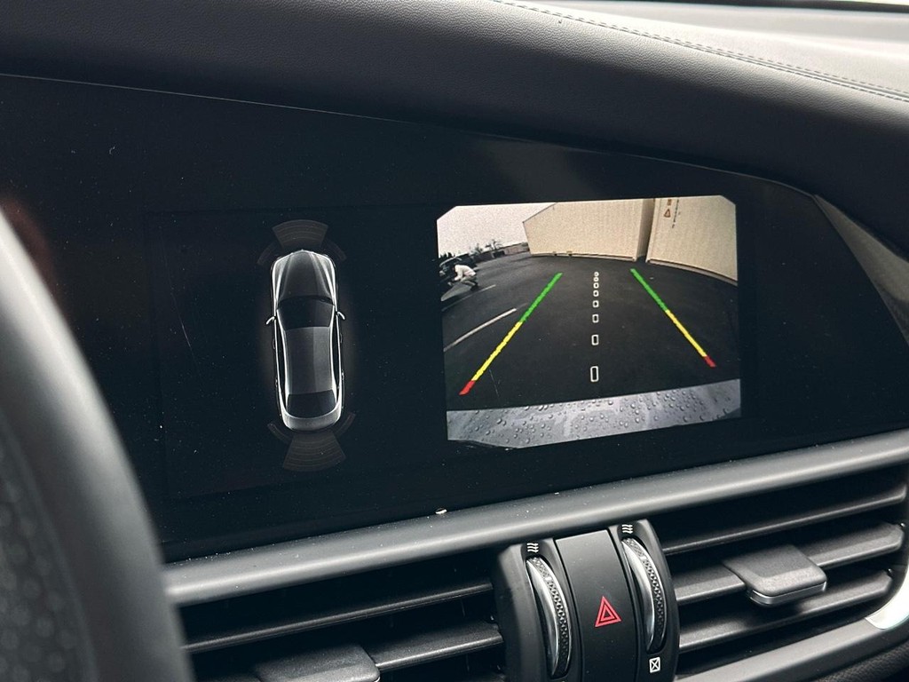 Alfa Romeo Giulia Vehicle Full-screen Gallery Image 27