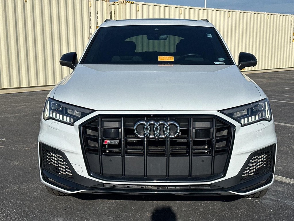 Audi SQ7 Vehicle Full-screen Gallery Image 02