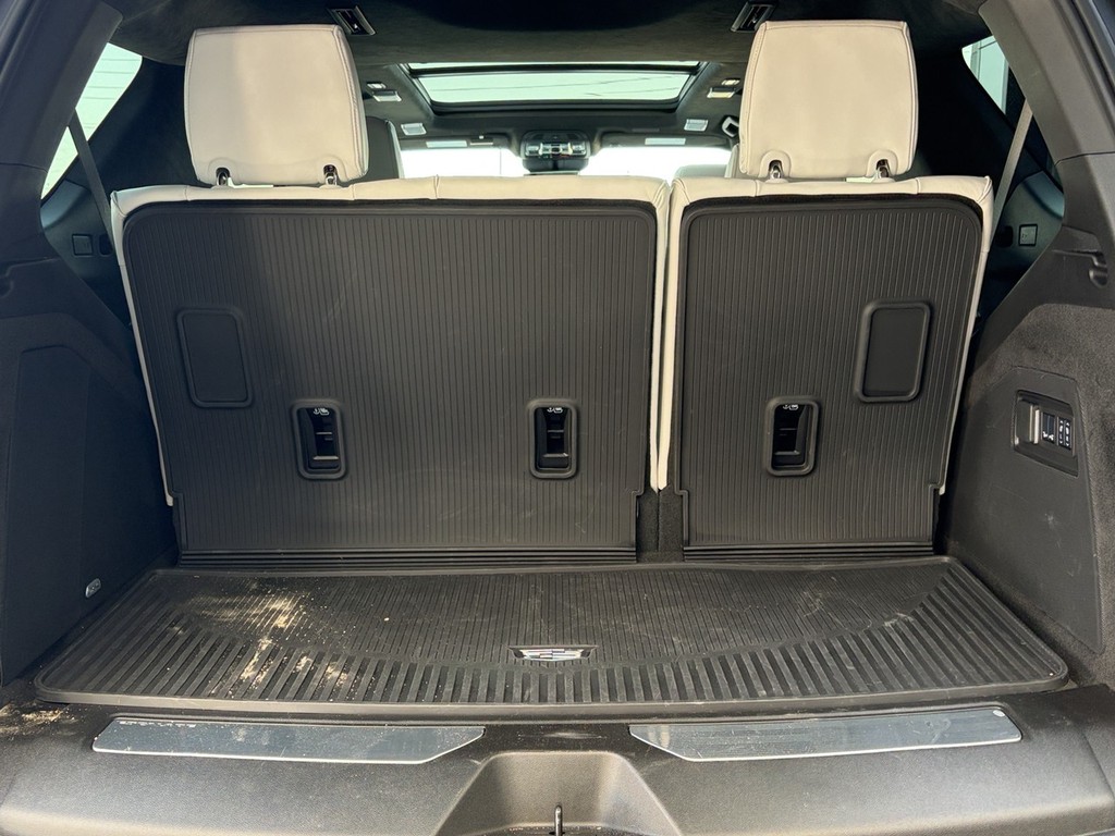 Cadillac Escalade Vehicle Full-screen Gallery Image 04