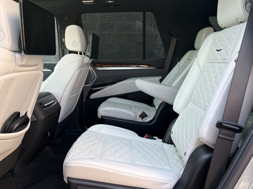 Cadillac Escalade Vehicle Full-screen Gallery Image 07