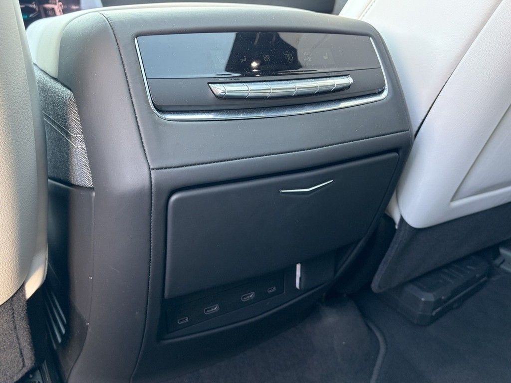 Cadillac Escalade Vehicle Full-screen Gallery Image 08