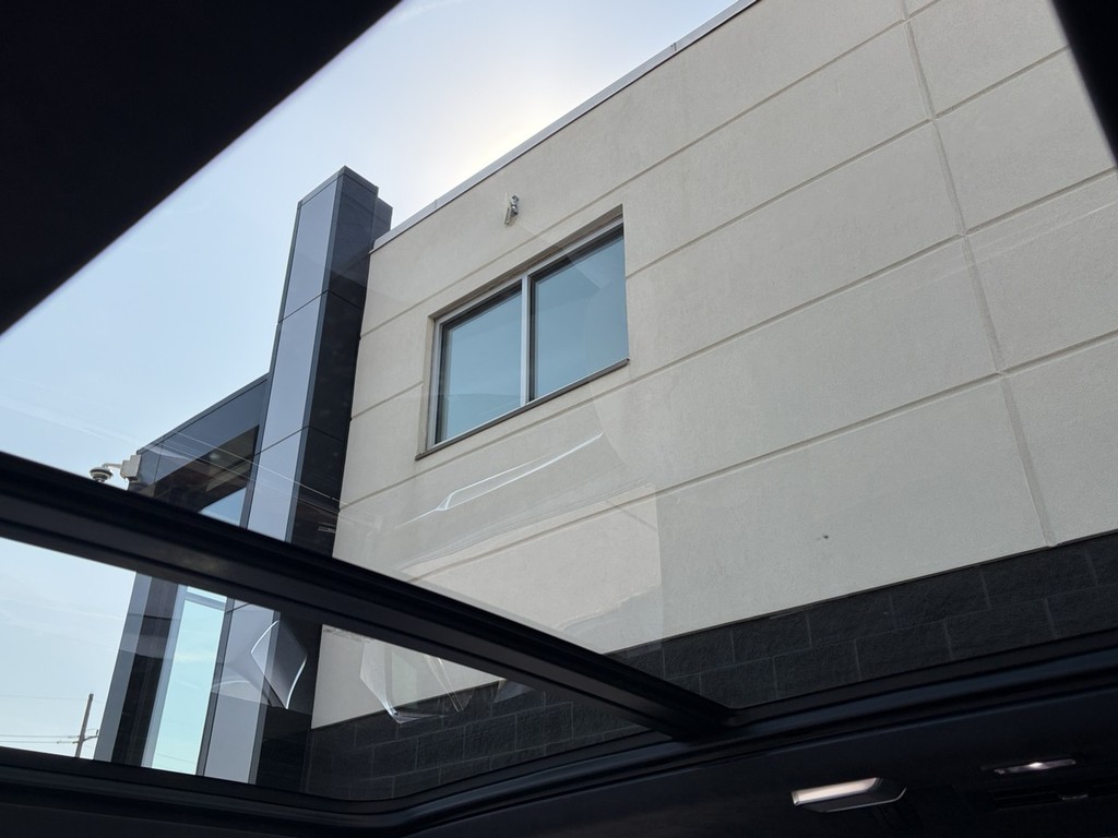 Cadillac Escalade Vehicle Full-screen Gallery Image 09