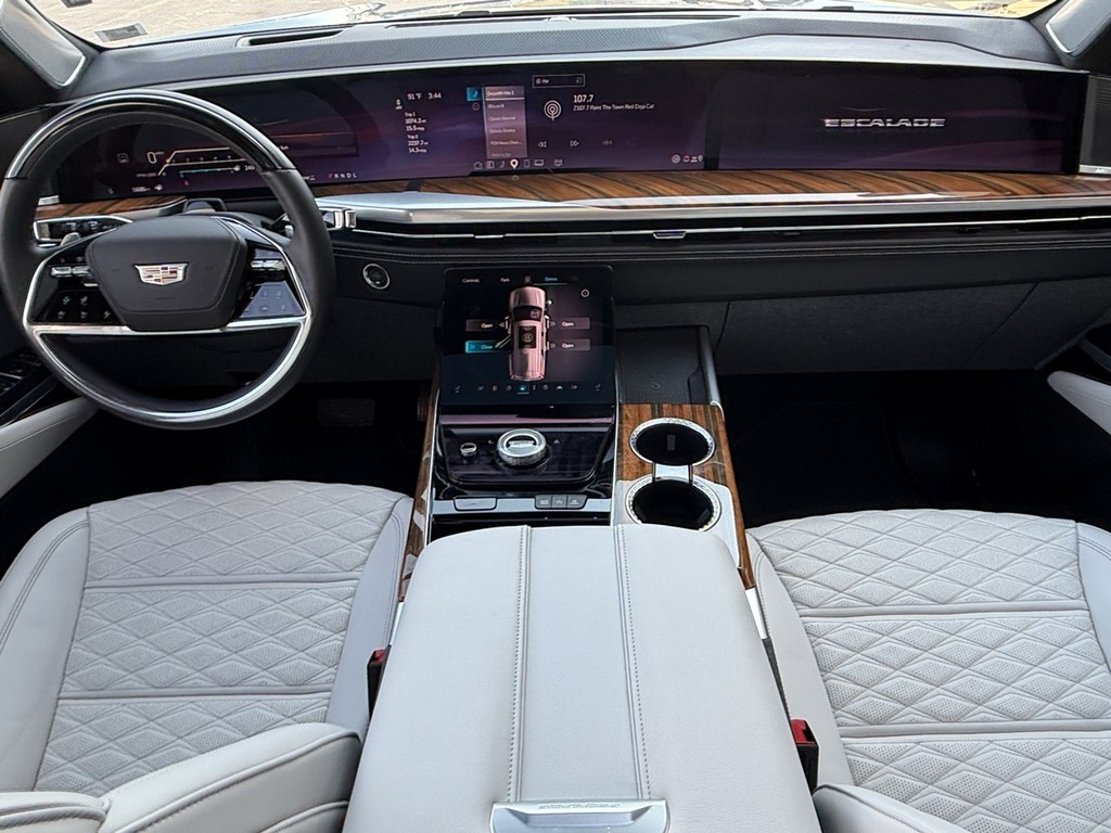 Cadillac Escalade Vehicle Full-screen Gallery Image 10