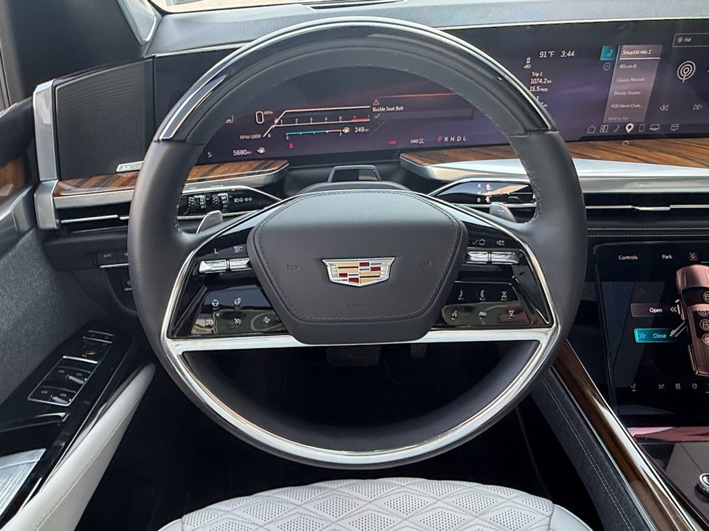 Cadillac Escalade Vehicle Full-screen Gallery Image 11