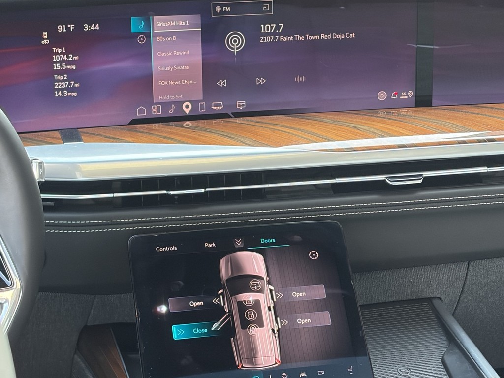 Cadillac Escalade Vehicle Full-screen Gallery Image 12