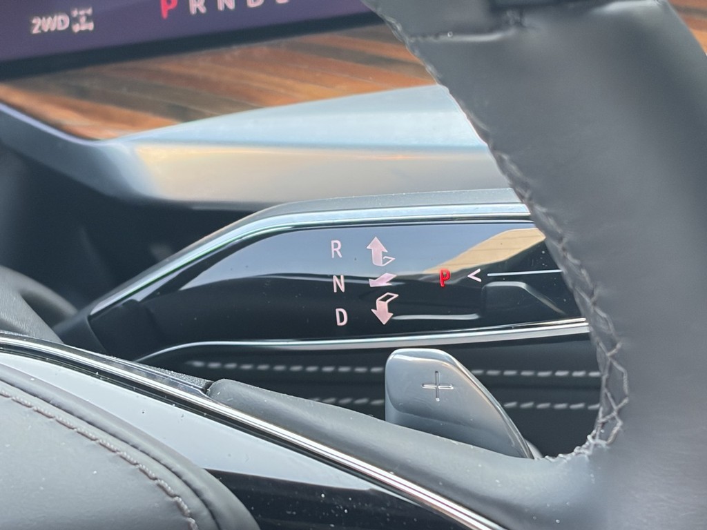 Cadillac Escalade Vehicle Full-screen Gallery Image 13