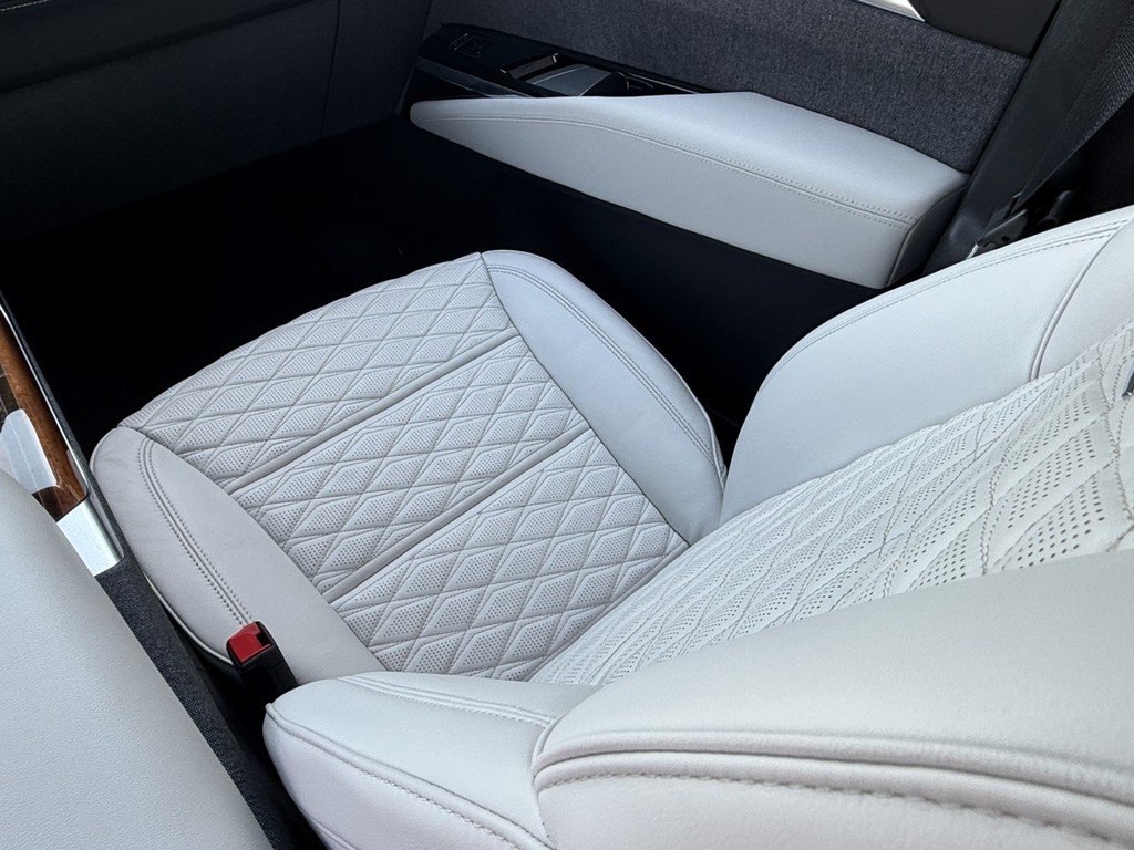 Cadillac Escalade Vehicle Full-screen Gallery Image 14