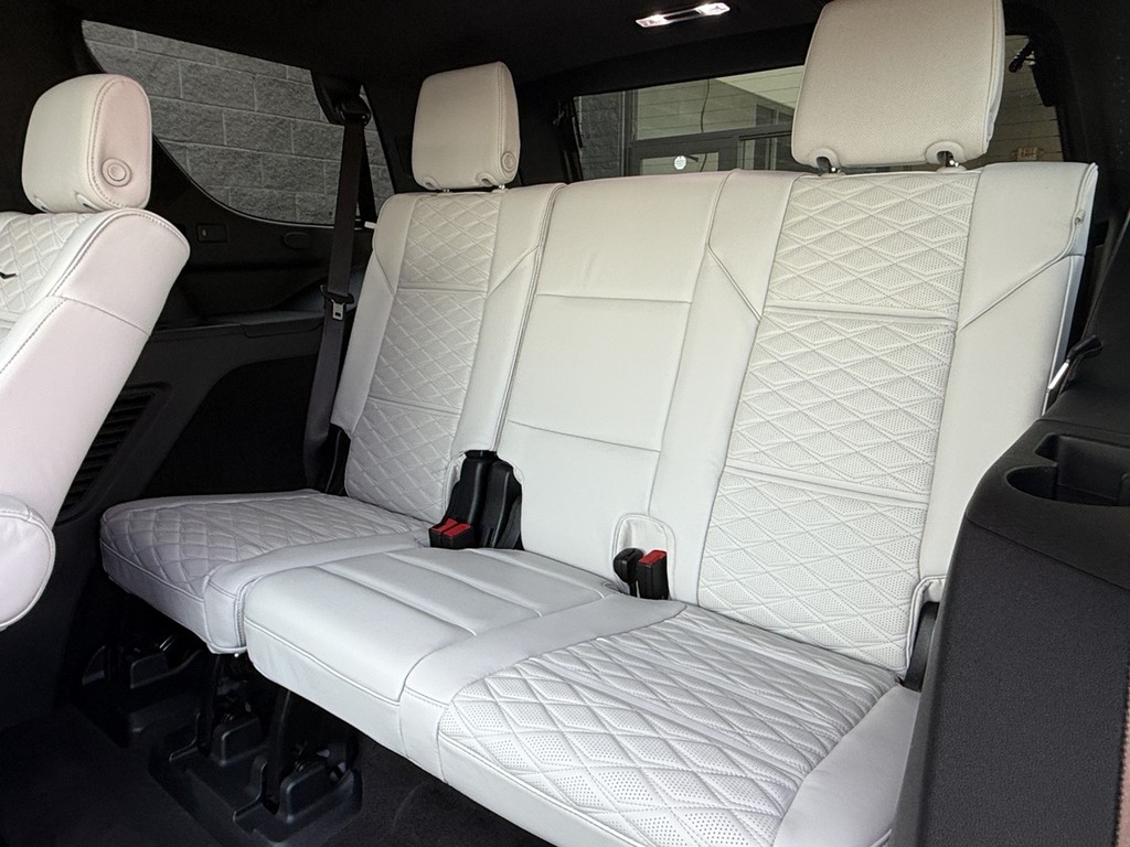 Cadillac Escalade Vehicle Full-screen Gallery Image 15