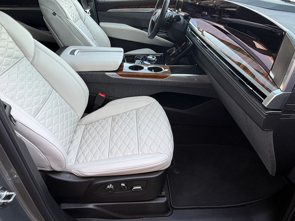 Cadillac Escalade Vehicle Full-screen Gallery Image 16